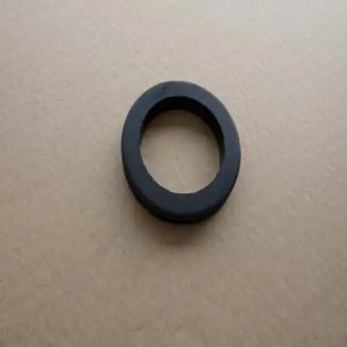 Schwarze Dichtung auf einer flachen Oberfläche. Das Produkt stammt von Remeha und hat eine ringförmige und flache Form.
